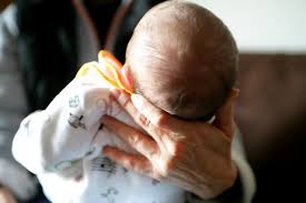 L'eau de chaux est un produit basique pouvant provoquer des irritations. Comment Soulager Les Coliques De Bebe A La Une Destination Sante