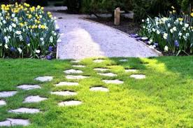 Le possibilità di personalizzazione sono pressoché infinite: Vialetto In Giardino Con Pietre Irregolari Come Realizzarlo