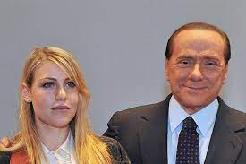 Jun 04, 2021 · famiglia: L Untore E Il Clamore L Ira Della Famiglia Berlusconi Ricoverato E Un Caso