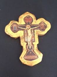 Superbe Croix Ancienne En Bois Doree Je Pense Que Cest Une Croix Orthodoxe Deux Personnages Feminins De Chaque Cote De S Croix Orthodoxe Croix En Bois Croix