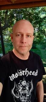 Glenn Corby's Instagram, Twitter & Facebook