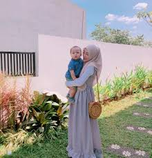 Kisah perjalanan hijrah larissa pun terbilang unik. 10 Potret Memesona Larissa Chou Saat Momong Baby Yusuf Idn Times Jabar