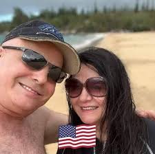 What are the best low key beach stays in Maui with gorgeous views and  walkable shops and restaurants?