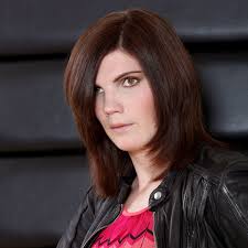 Welche frisur passt zu mir? Glatte Mittellange Frisur Schulterlanges Haar Mit Nach Innen Gebogenen Spitzen