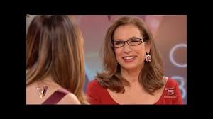 Mentre l'occhio destro infatti si muoveva normalmente per guardare e seguire le telecamere o leggere appunti sulla scrivania, quello destro era. Cesara Buonamici Fans Club Youtube