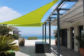 A sun shade sail creates a protective cover from the harmful a properly installed, good quality shade sail should be able to withstand normal wind flow. Uv Resistant Shade Sail Toit Terrasse L Atelier Des Voiles Custom Wind Resistant Triangular