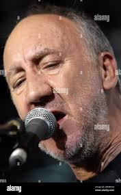 Gitarrist Pete Townshend von der legendären Band 'The Who' rockt am  Dienstag (11. Juli 2006) in Bonn beim Konzert auf der Museumsmeile, um die  Deutschland-Tournee der Gruppe zu starten. Die legendäre Band