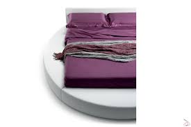 Le testiere personalizzabili nei materiali conferiscono carattere all'ambiente e il design innovativo, pensato per conciliare sogno e riposo, dialoga perfettamente con tutti gli stili. Letto Matrimoniale Tondo Di Design Rolly Toparredi