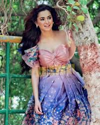 In a recent live chat with best friend and singer aima baig, hania revealed that she and asim are not in. Hania Amir 10 Stunning Photos Of Her You Might Haven T Seen Yet