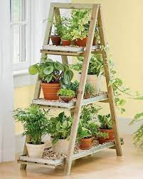 Die hölzer für deinen selbst gebauten esstisch hast du, jetzt müssen sie nur bearbeitet werden. 11 Blumenleiter Ideen Blumenleiter Pflanzenregale Pflanzen