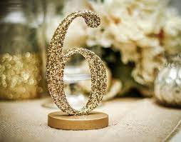 Inspirations Pour Un Mariage Dore Numero De Table Dore La Mariee Sous Les Etoiles Etsy Plan De Table Mariage Table Mariage Mariage Gatsby