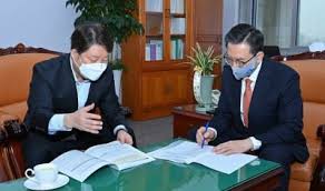 26일 대구시에 따르면 권 시장 집무실 앞에는 그의 쾌유를 기원하며 지지자들이 보낸 수십 여개의 꽃바구니와 난들이 수북이 놓여져 있다. ì˜¤ê²½ë¬µ ê¸°ìž í•œê²½ë‹·ì»´