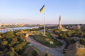 Держа́вний пра́пор украї́ни — стяг із двох рівновеликих горизонтальних смуг синього і жовтого кольорів, із співвідношенням ширини прапора до його довжини 2:3. Na Golovnomu Prapori Ukrayini Bude Vstanovleno Novij Trizub Glavkom