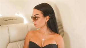 بإطلالة مثيرة وساحرة... جورجينا رودريغيز تبهر الحاضرين في مهرجان البندقية  السينمائي! (صور) - Lebanon News