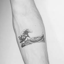 The great wave of kanawaga, also known as the great wave, is one of the most famous examples of japanese art in the world. The Great Wave Off Kanagawa Tattoo By Ponto Ponto Handpoke Fineline Thegreatwaveoffkanagawa Hokusa Tattoos For Guys Waves Tattoo Small Tattoos For Guys
