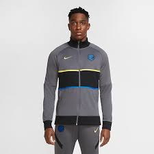 Der nike inter mailand dry strike trainingsanzug für kinder steht ganz im zeichen der italienischen mannschaft aus rom und überzeugt durch hohe funktionalität und unverkennbare teamdetails. Inter Mailand Nike De