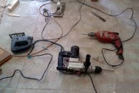 Der glasschneider des fliesenschneiders ritzt die glasierte seite bei glasierten fliesen an der oberfläche ein. Fliesen Sauber Schneiden Anleitung So Wird S Gemacht