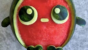 Cette Maman Creative Arrive A Inventer Des Personnages Incroyables En Utilisant Que Des Fruits Les Photos Sont Appetissantes Et Fruits Fruit Fruits Et Legumes