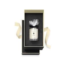 A new coffee machine is always a good choice for a housewarming gift, providing aromas that will give their new house a homely smell. Red Roses Travel Candle Jo Malone London Sephora
