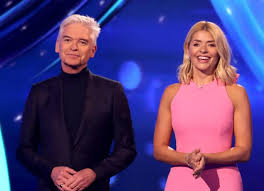 Holly willoughby distracted dancing on ice viewers tonight in another daring dress. Pics Holly Willoughby Stuns In Bubblegum Gown For Dancing On Ice