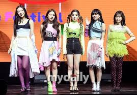 Enfim a qualidade do vídeo não ficou muito boa, mais já estou resolvendored velvet zimzalabim | sam dance cover#redvelvet #zimzalabim #dancecover #kpop Netizen Buzz Red Velvet Holds Their Zimzalabim Comeback Showcase