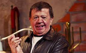 El presentador tuvo una hija fuera del matrimonio a la que terminó reconociendo tras realizarse una ¿cuántos saben acerca de la vida amorosa de xavier lópez chabelo? Chabelo Apadrinara Regala Un Juguete