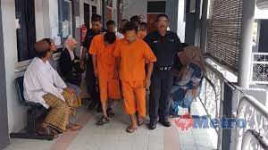 Seorang guru mengaku bersalah di mahkamah majistret, kota bharu, hari ini, atas pertuduhan sengaja mencederakan dua. Dua Beradik Mengaku Curi