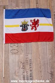 Sie ist in den farben ultramarinblau, weiß, gelb, weiß und zinnoberrot längs gestreift. Stock Flagge Fahne Mecklenburg Vorpommern Ca 37 X 27 Cm