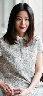 아침에 눈을 뜬 전지현, 쏟아지는 여름 햇살에 타고난 뽀얀 피부를 지키기 위해 자외선 차단제를 정성들여 바르고 외출준비를 한다.('폰즈 더블화이트') 외출 직전의 전지현은 신세대의 필수품인 멤버십카드를 지갑에 챙긴다. ì™€ ê¸€ ì „ì§€í˜„ ì¸í„°ë·° ê²°ë¡€ ë…¼ëž€ ë°° ì† ì•„ê¸° ë•Œë¬¸ ë‰´ìŠ¤ ë™ì•„ë‹·ì»´