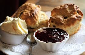 Gli scones sono un tipico dolcetto d'origine scozzese ma molto diffusi anche in inglilterra ed in irlanda.sono simili a delle briochine ma meno dolci, e perciò definibili. Scones La Ricetta Dei Panini Scozzesi Ricette Al Volo
