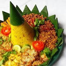Nasi Tumpeng Yang Identik Sebagai Makanan Utama Di Sebuah Perayaan Juga Seringkali Dilombakan Di Acara Kemerdekaan Komp Resep Masakan Sehat Ide Makanan Makanan
