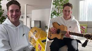 Performance von noah küng mit leave a light on von tom walker.quelle: Noah 20 Aus Lustenau Landle Songwriter Und Kicker Bei Starmania Lustenau Vol At