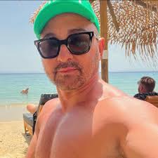 💃🏼👸🏼Can you believe it still fits?! Remembering that thrilling moment  as well as the incomparable Dicky Longhurst