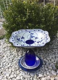 China Blue Recycled Yard Art Bird Feeder Totem Ceramic Bird Bath Repurposed Garden Decor Garden Whimsy Reclaimed Bird Feeder By B Vogelbad Hof Kunst