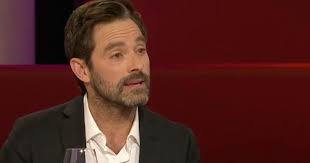 L'animateur de radio éric duhaime était à tout le monde en parle pour faire la promotion de son nouveau livre, la fin de l'homosexualité et le dernier gay. Guillaume Lemay Thivierge Intervient Entre Guy A Lepage Et Eric Duhaime Et Les Internautes S Emballent Tele Monde De Stars