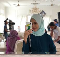 Masa kecilnya penuh dengan kesederhanaan, akan tetapi dia mendapatkan pendidikan moral yang baik dari orang tuanya. Biodata Eyra Hazali Cerita Budak Sepet