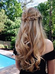 Curls on prom night are a sure way to turn heads when you walk in the room. Beautiful Prom Hair Prom Promhair Braid Curls Hair Styles Wedding Haircut Hair Beauty