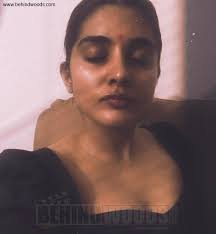 Nivetha Thomas (aka) NivethaThomas photos stills & images