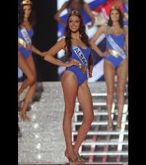 Cette participation à fort boyard a été l'occasion pour sylvie tellier de retrouver une ancienne gagnante du concours de beauté, la flamboyante miss france 2012 incarne en effet blanche depuis désormais deux ans. Fort Boyard Delphine Wespiser Affirme Qu Elle Triche Pour Ses Decolletes