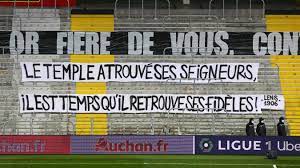 C'est racing club de lens (rcl) qui recoit lille osc metropole (dogues) pour ce match francais du vendredi 07 mai 2021 (resultat de championnat francais). Rc Lens Des Banderoles Dans Le Kop Qui Ont Touche Le Groupe Lensois