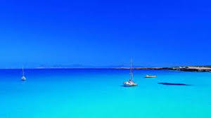 Measuring just 19 kilometers in length, it can easily be explored by car or scooter. Formentera Hippie Insel Der Balearen Reise