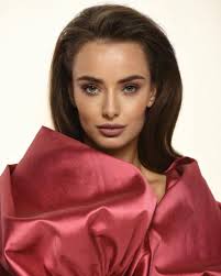 В финальном выпуске холостячка познакомила бизнесмена алексея тригубенко и сценариста студии квартал 95 александра эллерта со своим отцом александром, который специально приехал с крыма. Wrqvg3odijycvm