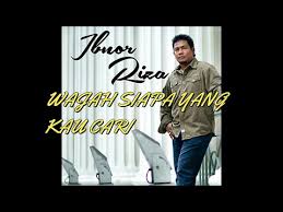 Berdiri aku di sini bukan untuk seketika berdiri aku sebagai perindu meski pun jiwa ku sedih terasa bagai dihiris namun ku tersenyum selalu ku. Video Ibnor Riza