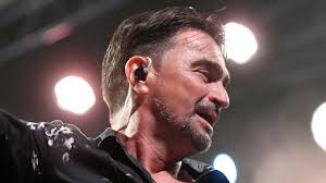 Bivšu je besramno godinama varao s dadiljom, a sada ljubi bujnu ljepoticu  koja je mlađa od njegove kćeri