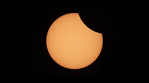 Rund eine stunde zuvor beginnt der mond sich in selber richtung aus sicht der erde vor die sonne zu schieben. Faeuka6tbtda9m