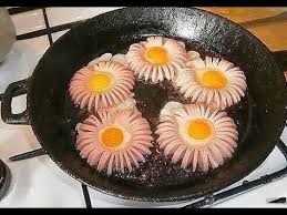 как красиво нарезать колбасу и сыр на стол фото Vse Po Umu Na Kuhne Originalnaya Yaichnica Youtube Fruit And Vegetable Carving Vegetable Carving Boiled Egg Maker