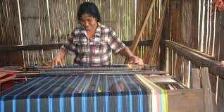 Di tokopedia, tersedia berbagai macam koleksi kain tenun ntt dari model wanita terkini dan desain terbaru hingga material bahan yang nyaman dan berkualitas secara lengkap. Motif Mata Manuk Di Tenun Sulam Flores Barat Halaman All Kompas Com
