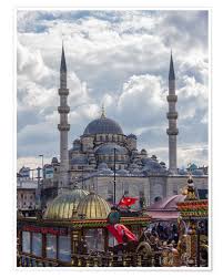 Istanbul, as the capital of the ottoman empire since 1453 and the largest city in the middle east, contains a great number of mosques. Eine Moschee In Istanbul Poster Online Bestellen Posterlounge De