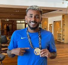 Sapatos, sandálias, botas, botins, sapatilhas para homem senhora e criança. Presente Inesperado No Zenit Wendel Recebe Medalha De Campeao Portugues Pelo Sporting Brasil Mundial Fc Ge