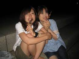 偶然写ってしまったパンチラ画像！こいつら股緩すぎワロタｗ